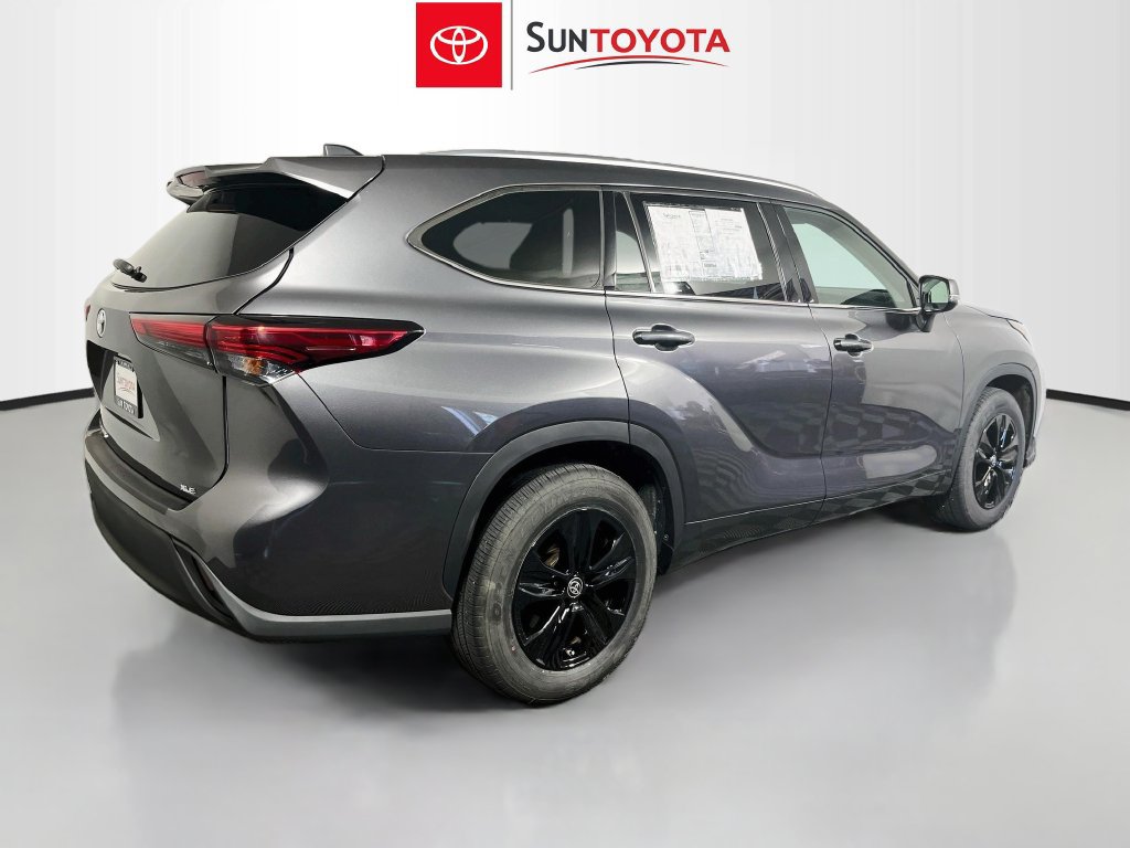 Used 2021 Toyota Highlander XLE FWD image 3