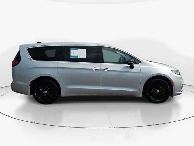 Used 2024 Chrysler Pacifica Touring-L FWD image 3
