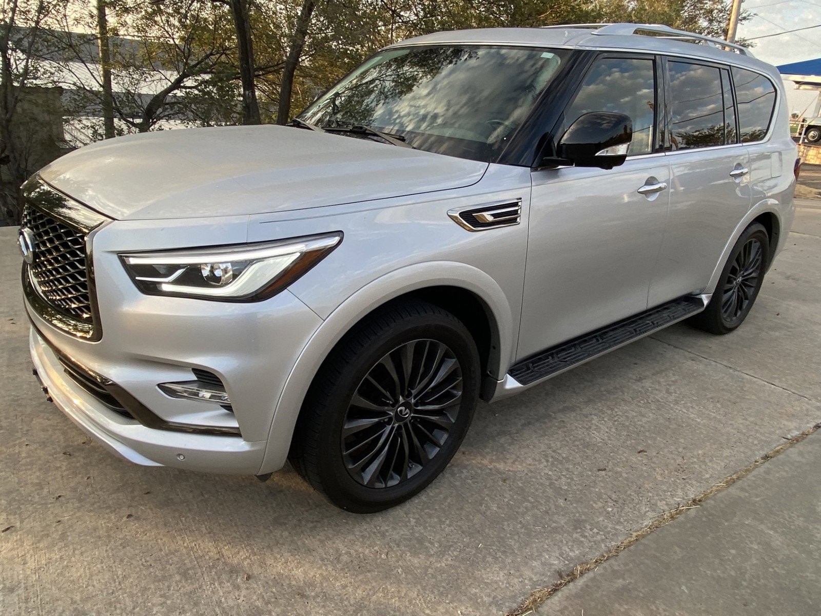 Used 2021 INFINITI QX80 Premium Select w/ All-Season Package image 3