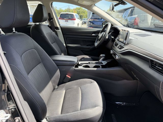 Used 2024 Nissan Altima 2.5 SV FWD image 12
