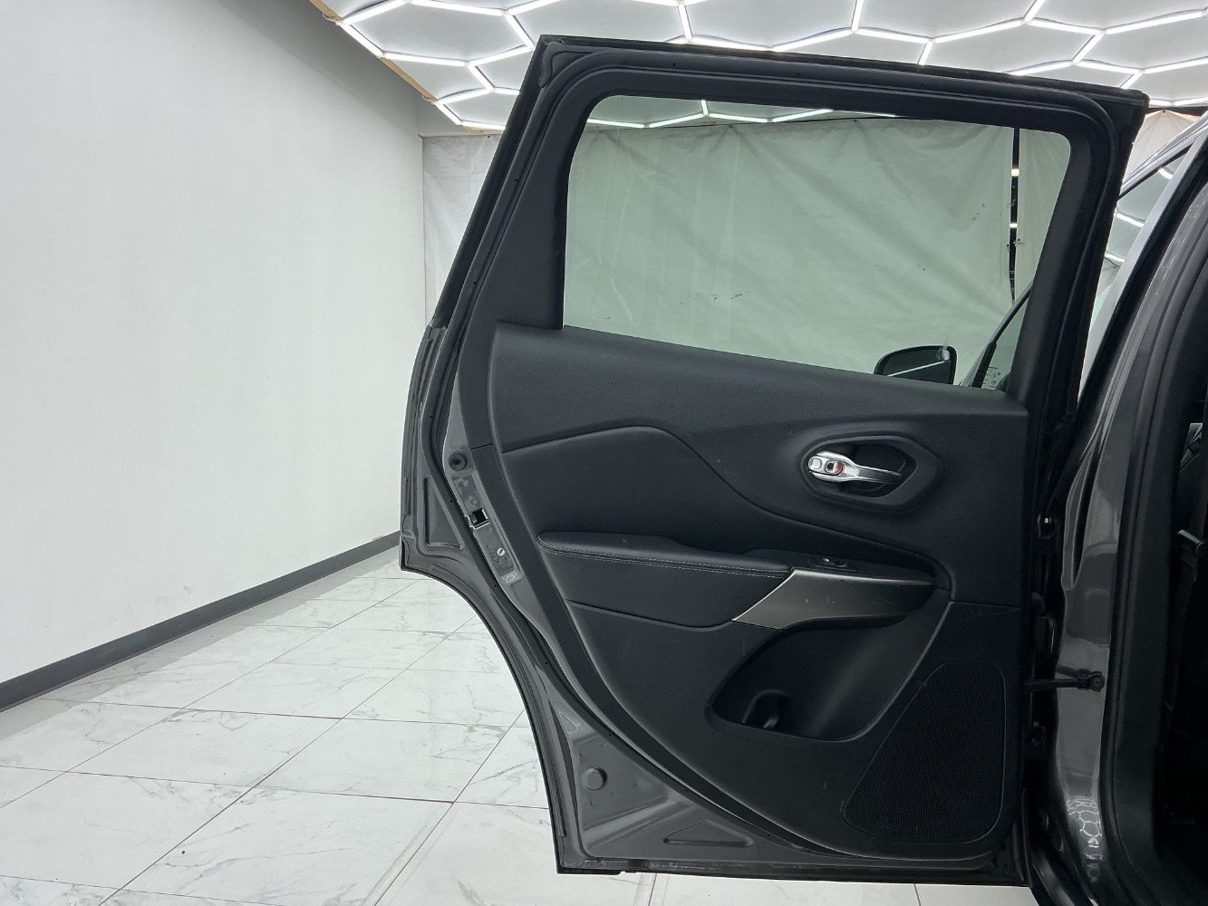 Used 2019 Jeep Cherokee Limited AWD/4WD image 24