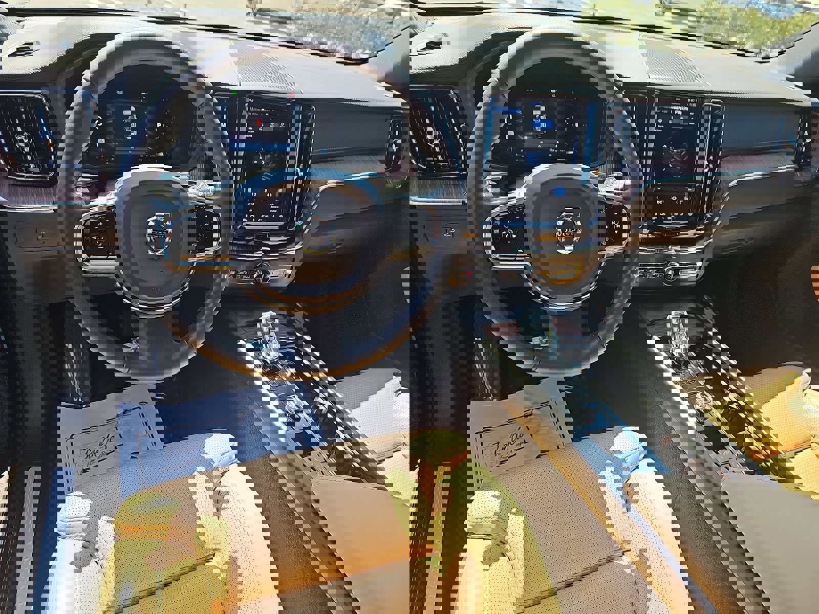 Used 2023 Volvo XC60 B5 Ultimate w/ Protection Package Premier FWD image 17