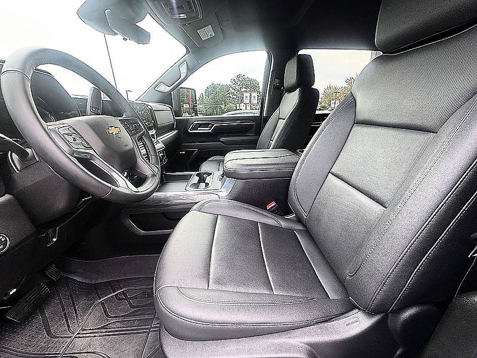 Used 2025 Chevrolet Silverado 2500 LTZ w/ LTZ Premium Package AWD/4WD image 11
