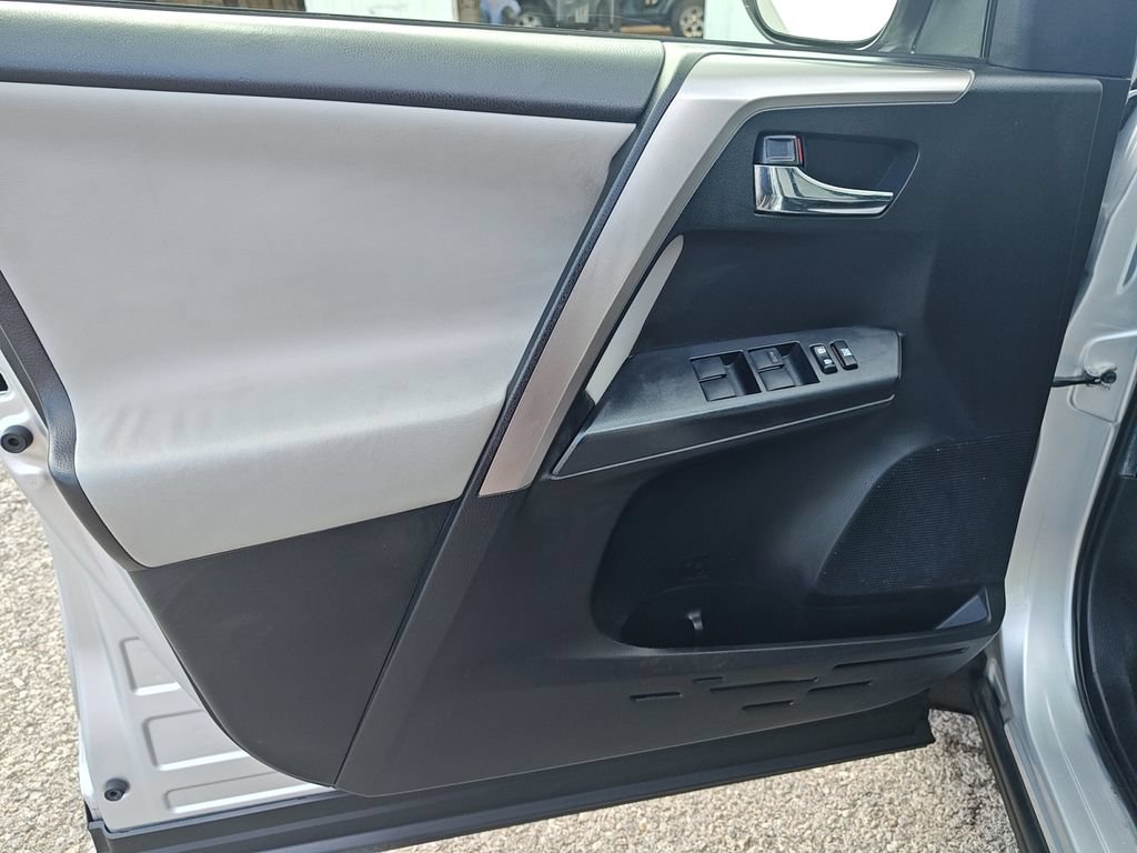 Used 2016 Toyota RAV4 XLE AWD/4WD image 16