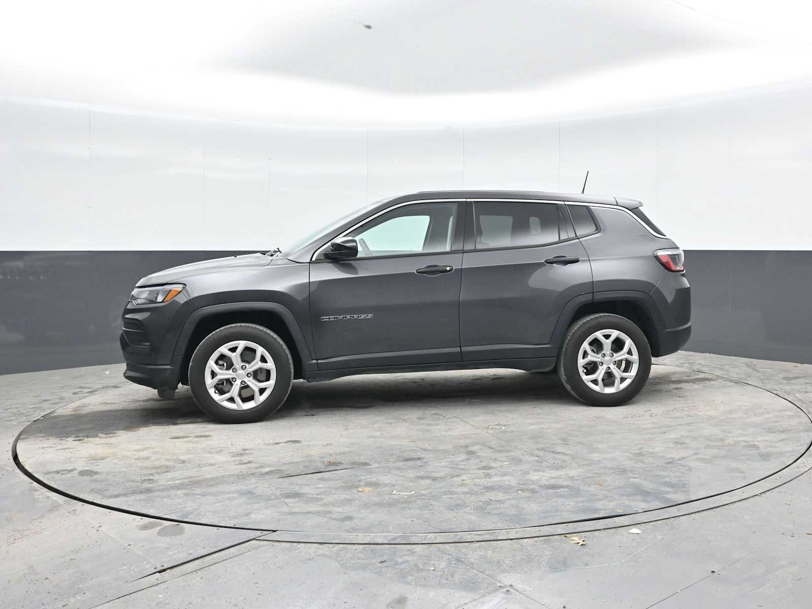 Used 2024 Jeep Compass Sport AWD/4WD image 3