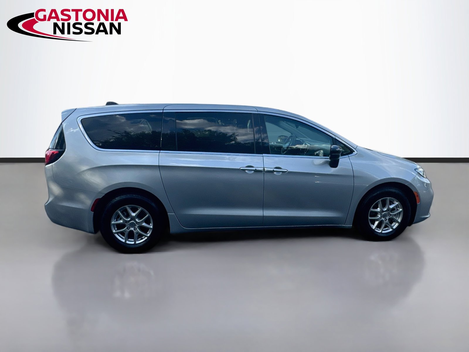 Used 2024 Chrysler Pacifica Touring-L FWD image 10