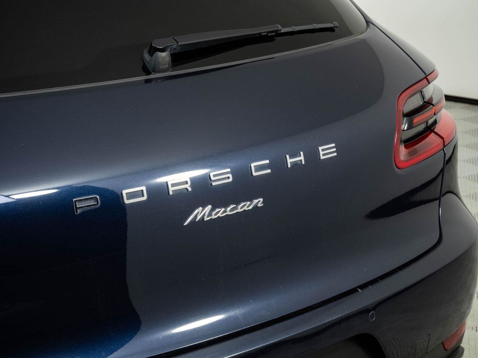 Used 2018 Porsche Macan AWD/4WD image 35