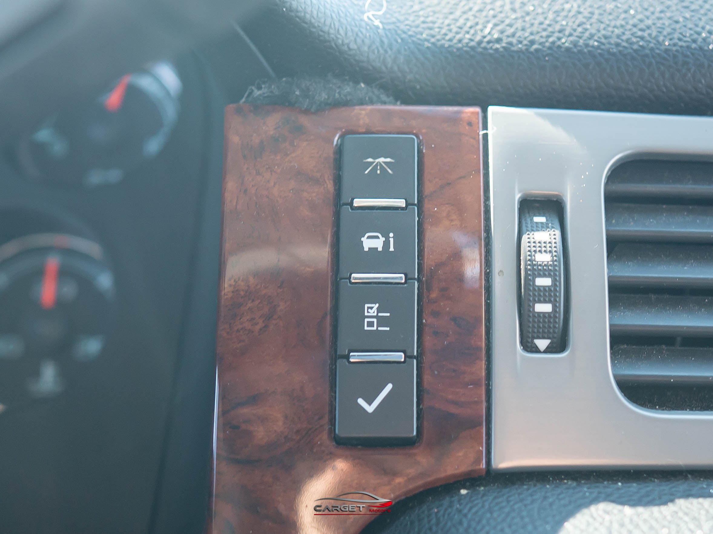 Used 2013 Chevrolet Avalanche LTZ image 31