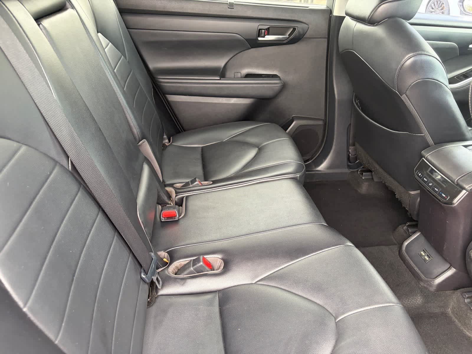 Used 2021 Toyota Highlander XLE FWD image 12