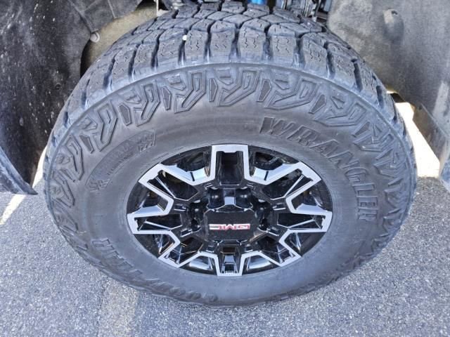 Used 2026 GMC Sierra 2500 AT4X image 2