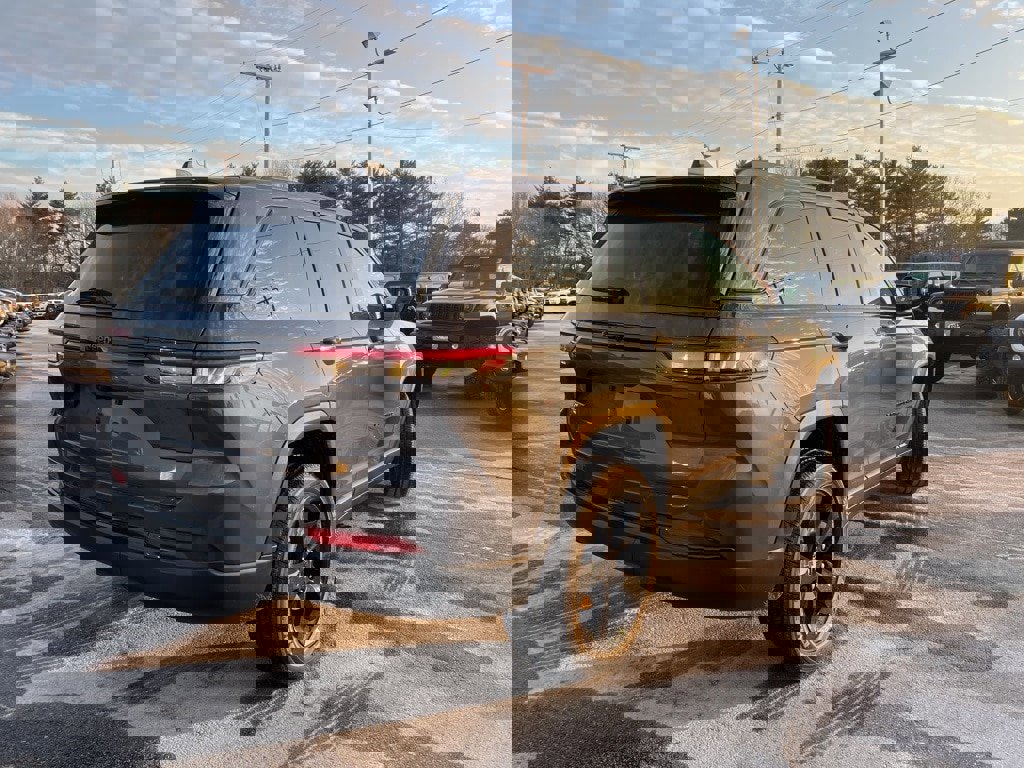 New 2025 Jeep Grand Cherokee Altitude image 8