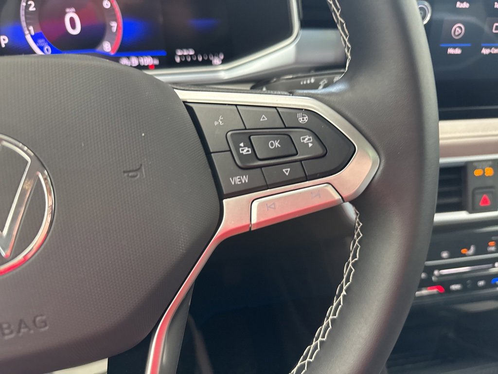 Certified 2025 Volkswagen Taos SE image 18