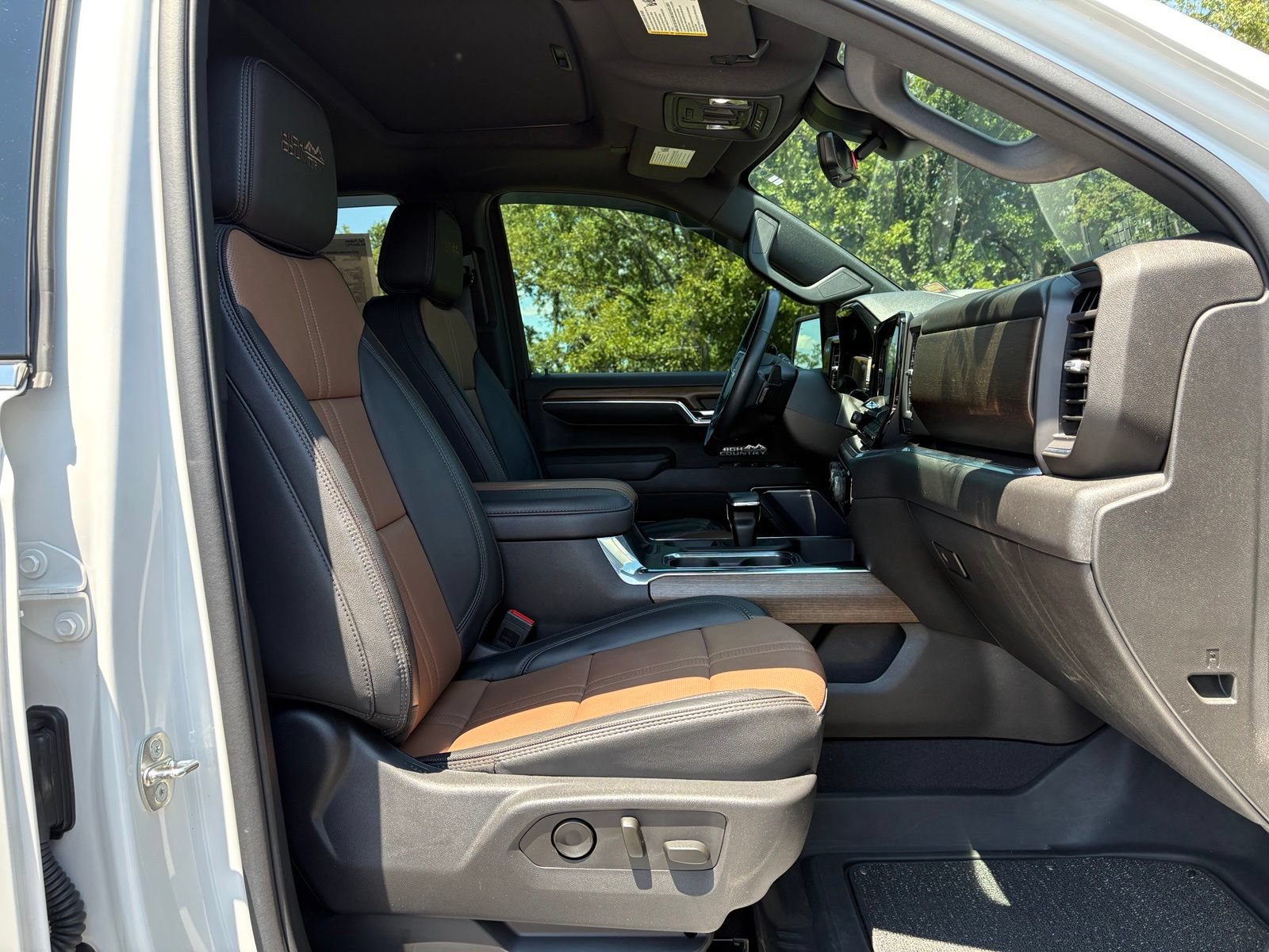 Used 2023 Chevrolet Silverado 1500 High Country w/ High Country Premium Package AWD/4WD image 28