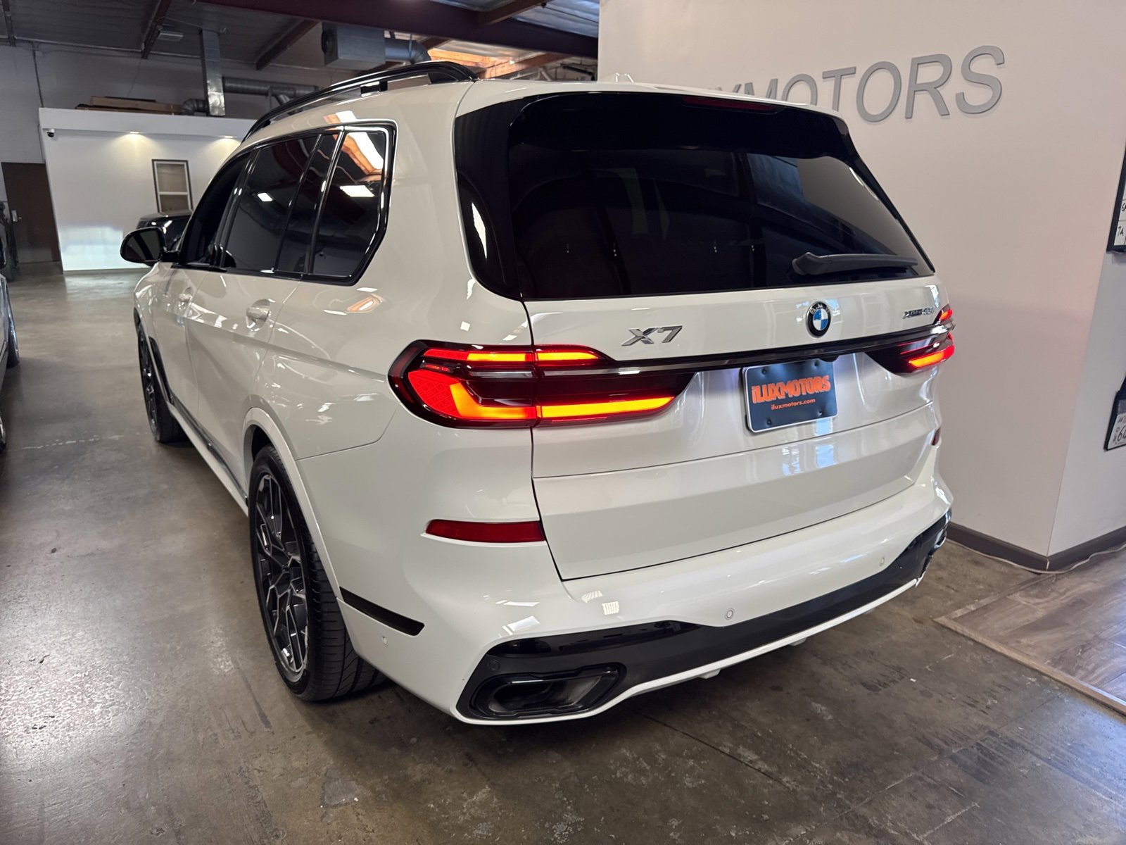 Used 2023 BMW X7 xDrive40i w/ M Sport Package image 23