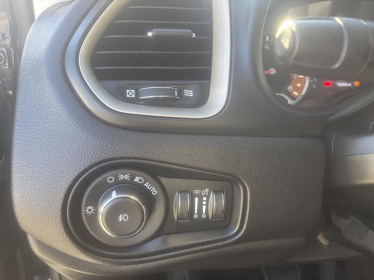 Used 2017 Jeep Renegade Latitude image 13