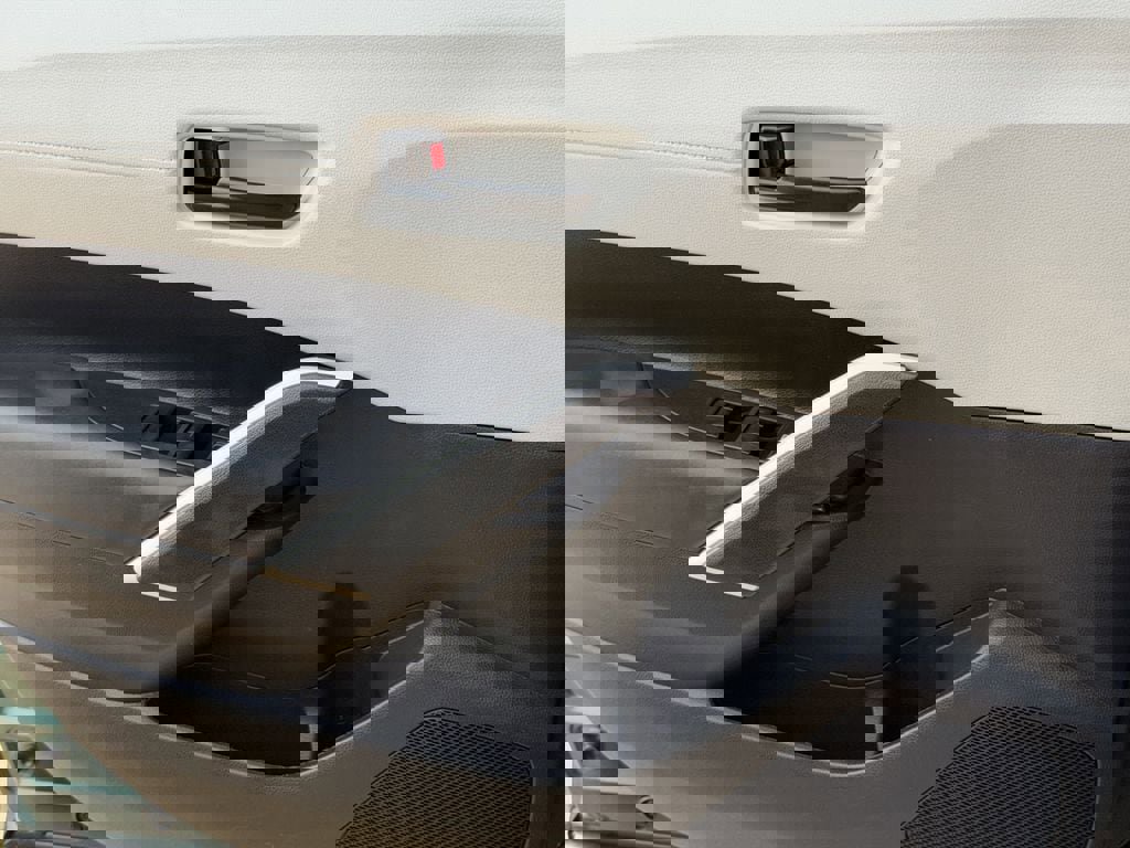 Used 2025 Toyota Corolla Cross LE w/ Moonroof Package FWD image 26