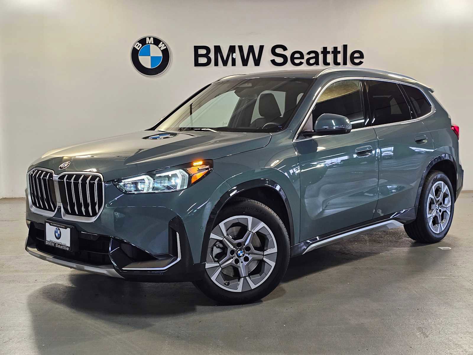 Used 2025 BMW X1 xDrive28i w/ Technology Package image 1