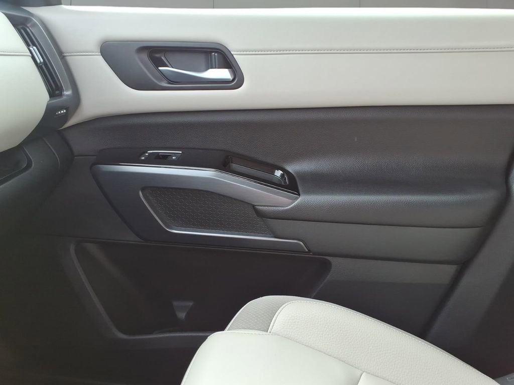 Used 2025 Nissan Pathfinder SL AWD/4WD image 23