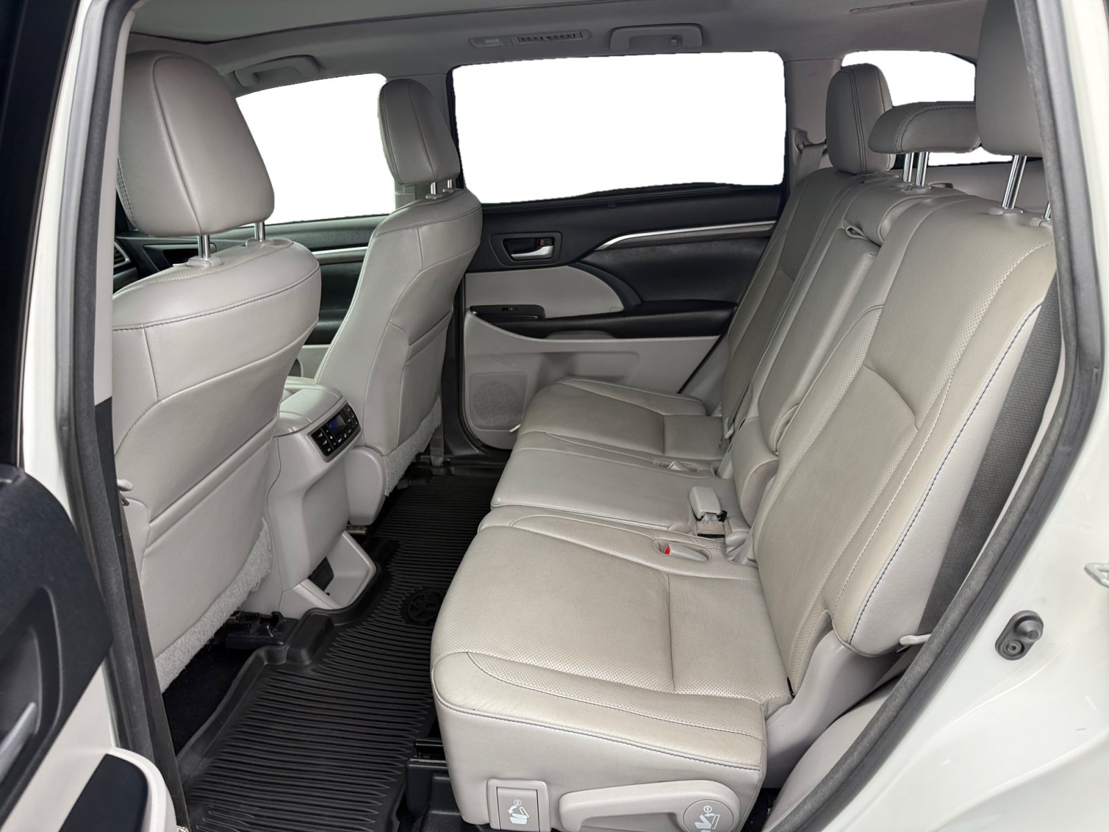 Used 2017 Toyota Highlander Limited Platinum AWD/4WD image 16