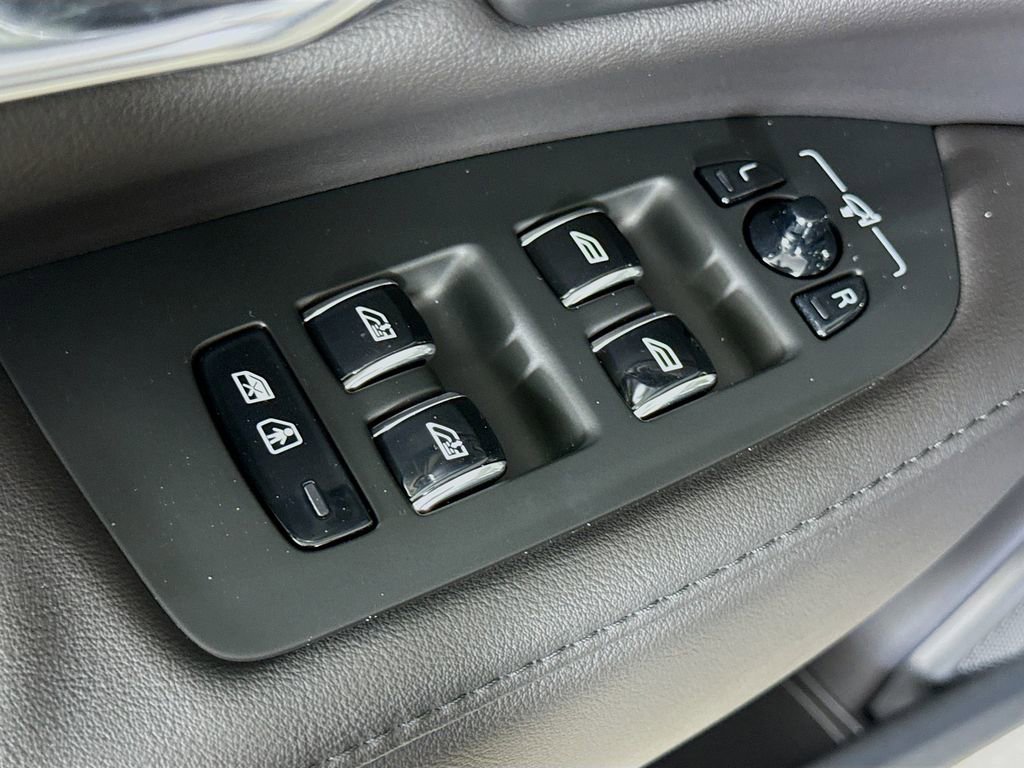 Certified 2025 Volvo S90 B6 Plus AWD/4WD image 18