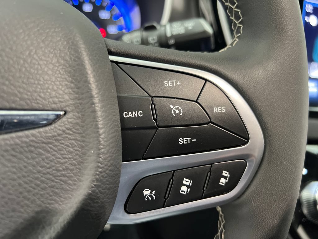 Used 2025 Chrysler Pacifica Select FWD image 56