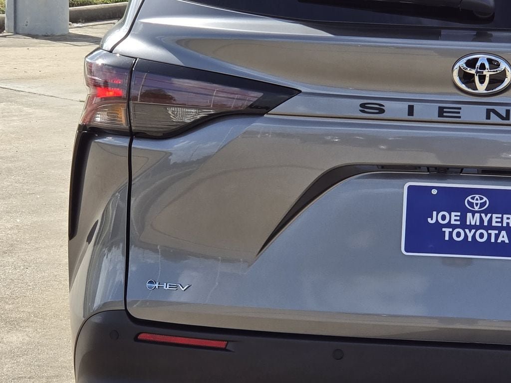 Used 2026 Toyota Sienna XLE FWD image 10