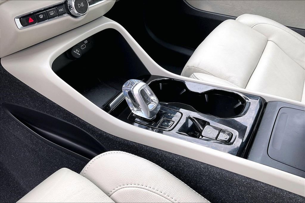Certified 2023 Volvo XC40 B5 Plus w/ Climate Package image 18
