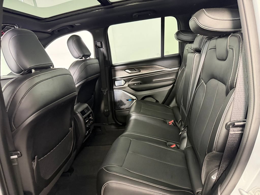 Used 2023 Jeep Grand Cherokee Overland AWD/4WD image 23