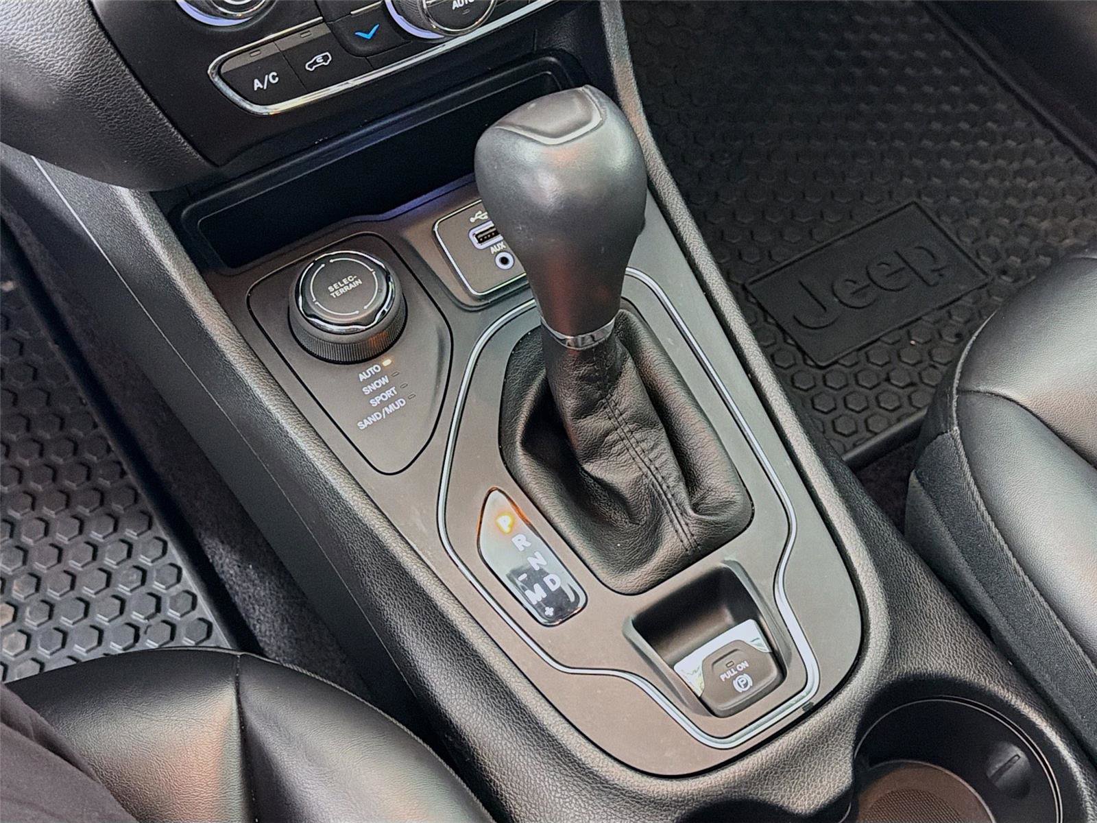 Used 2019 Jeep Cherokee Latitude Plus w/ Comfort/Convenience Group AWD/4WD image 18