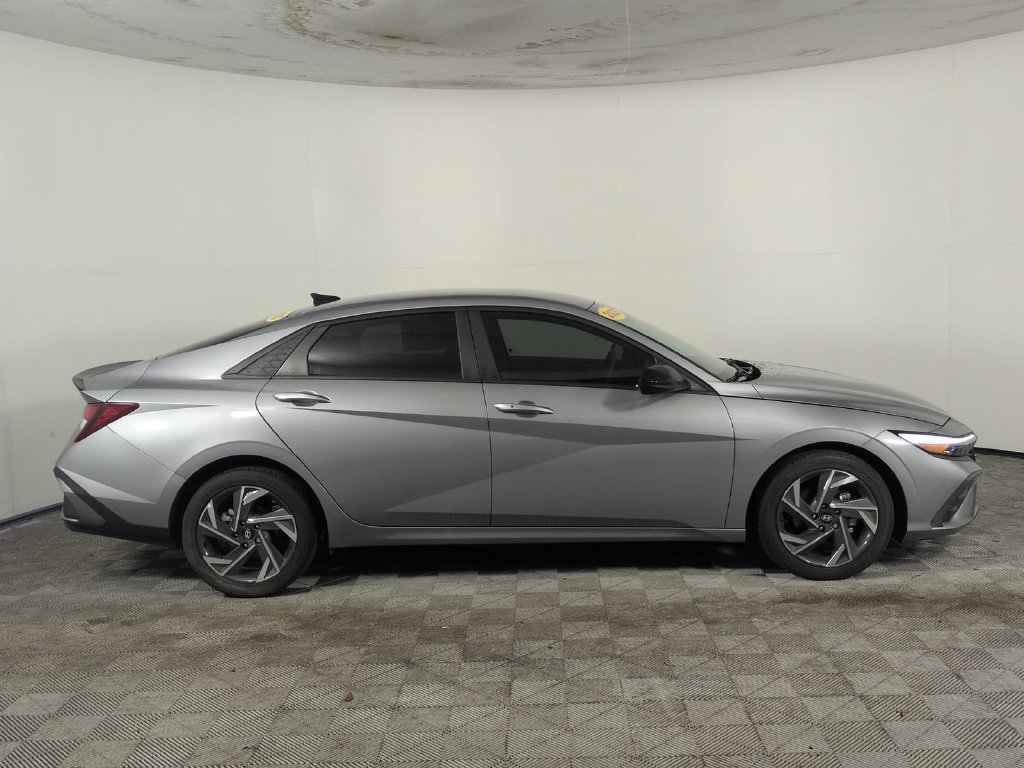 Used 2025 Hyundai Elantra Sport FWD image 5