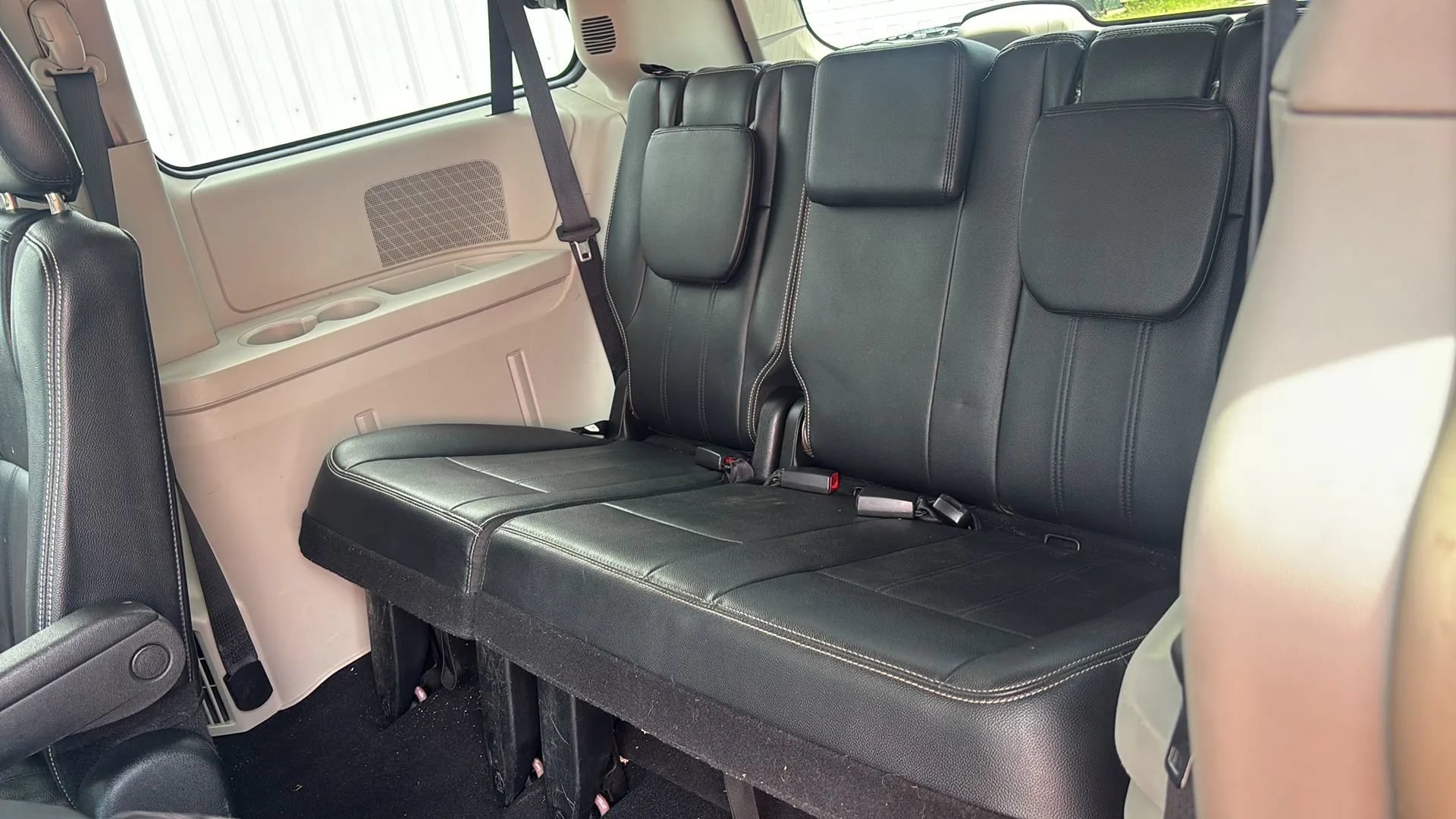 Used 2016 Chrysler Town & Country Touring w/ Driver Convenience Group FWD image 16