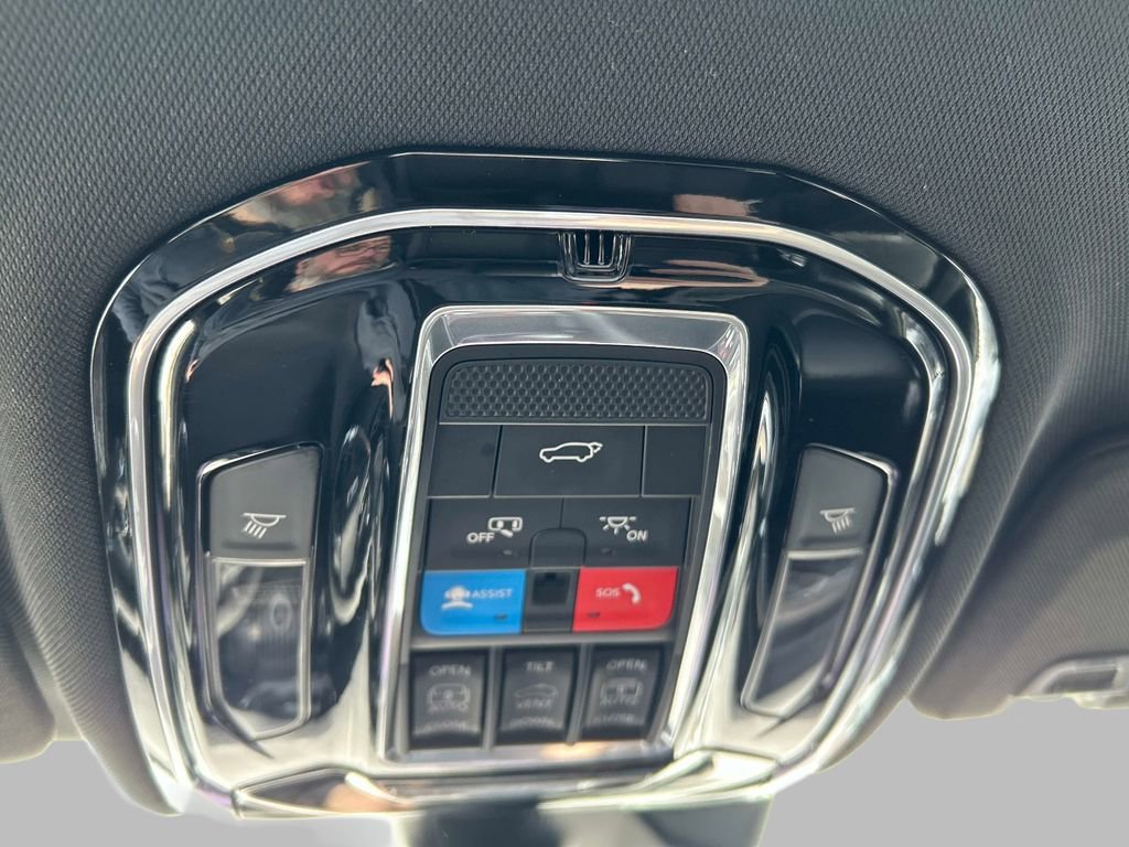 Used 2023 Jeep Grand Cherokee Overland w/ Luxury Tech Group IV image 36