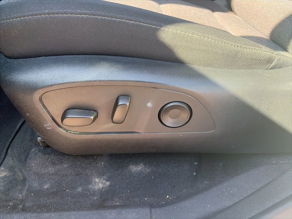 Used 2025 GMC Acadia Elevation image 11