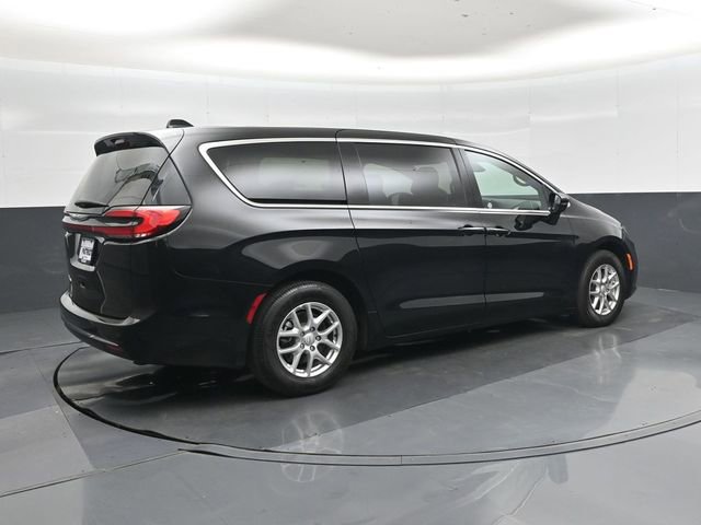 Used 2025 Chrysler Pacifica Select image 4