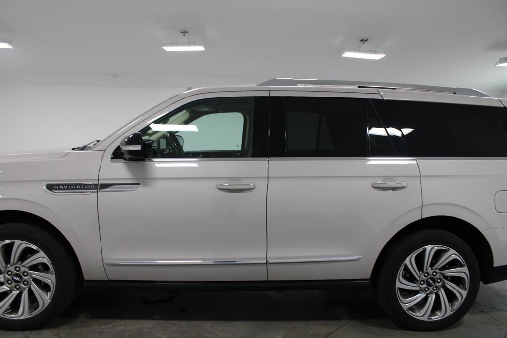 Used 2023 Lincoln Navigator Reserve AWD/4WD image 6