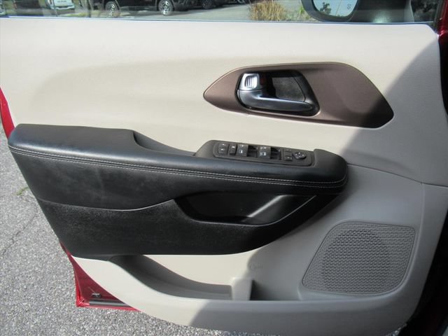 Certified 2023 Chrysler Voyager LX FWD image 18