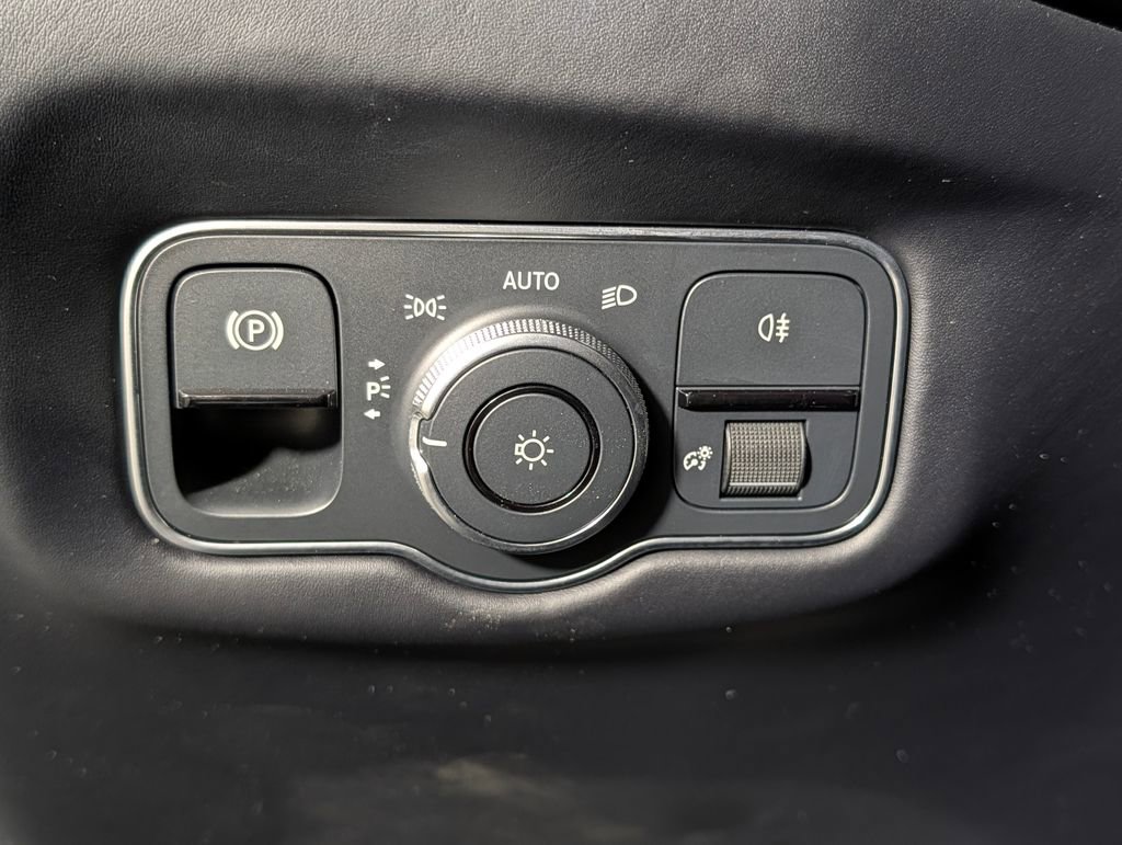 Used 2023 Aston Martin V8 Vantage Coupe image 27
