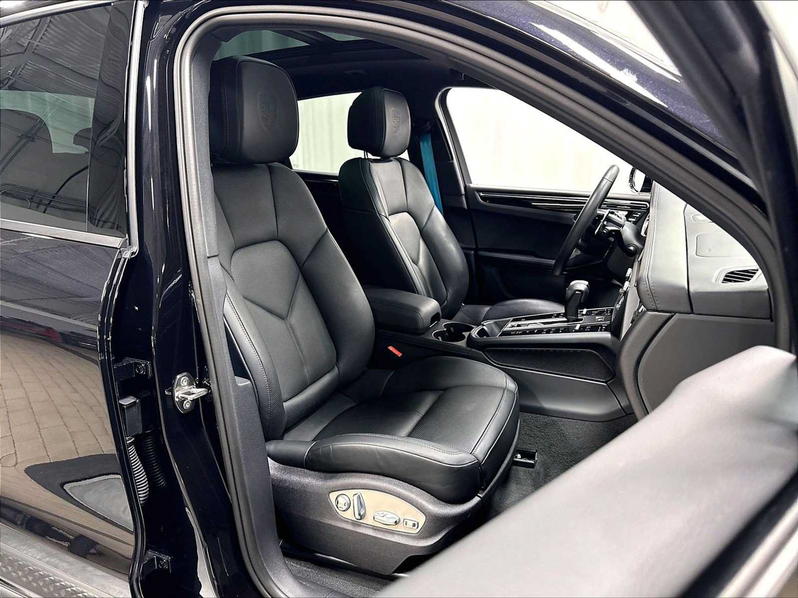 Used 2026 Porsche Macan AWD/4WD image 29