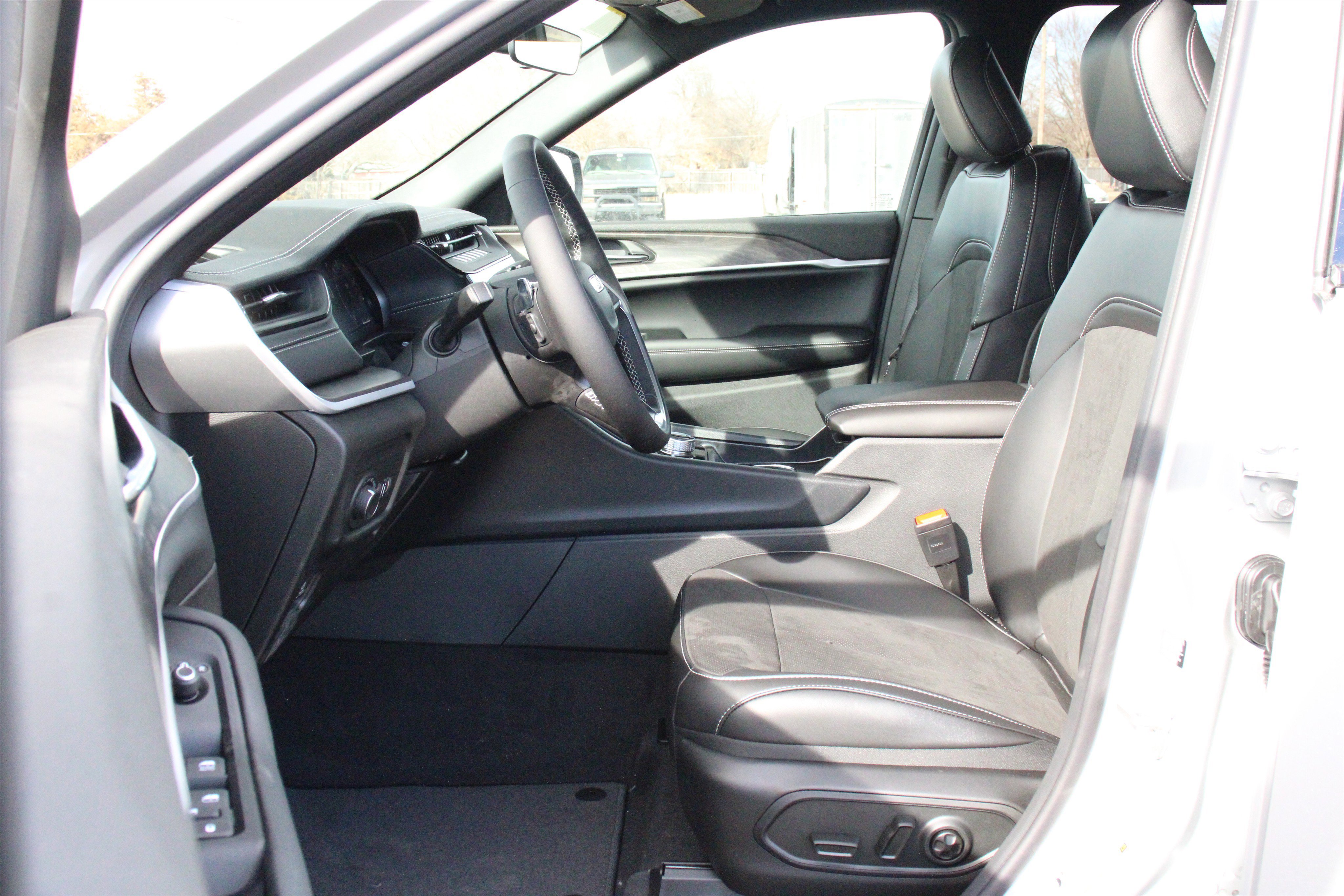 New 2026 Jeep Grand Cherokee Altitude image 3