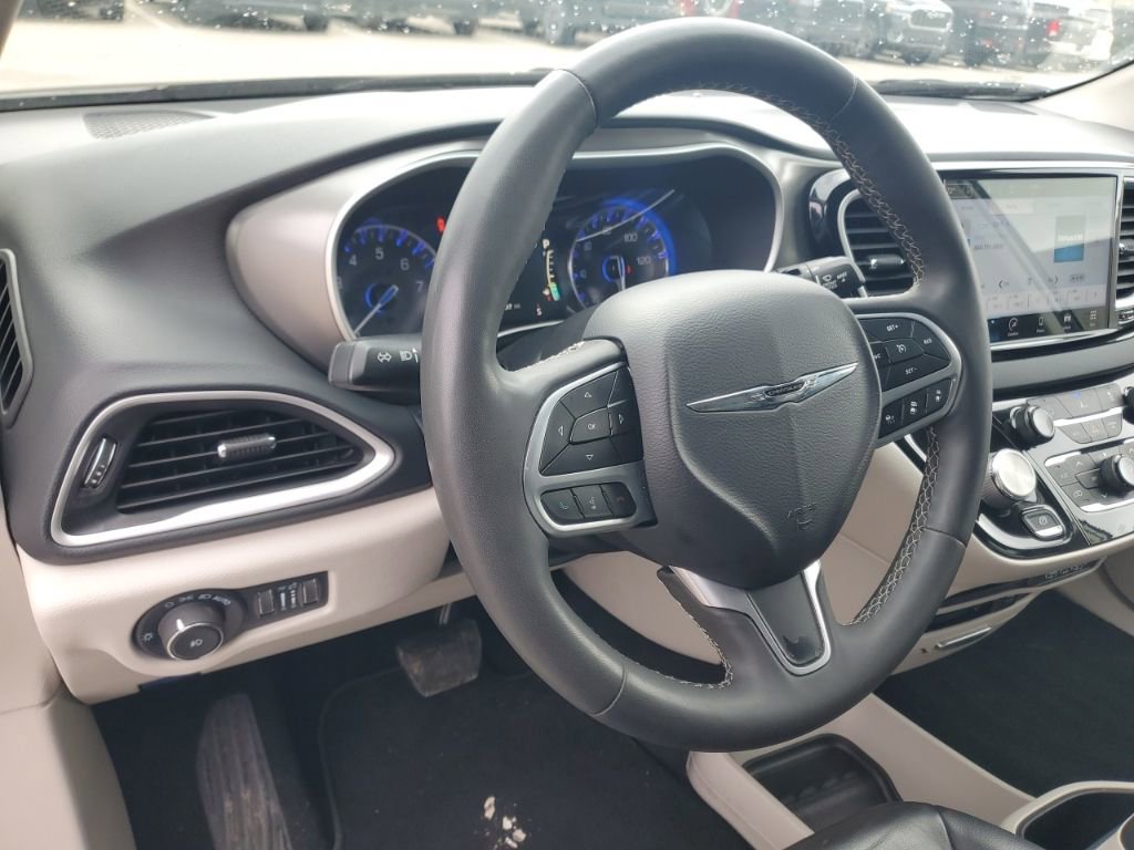 Used 2022 Chrysler Pacifica Touring-L FWD image 11