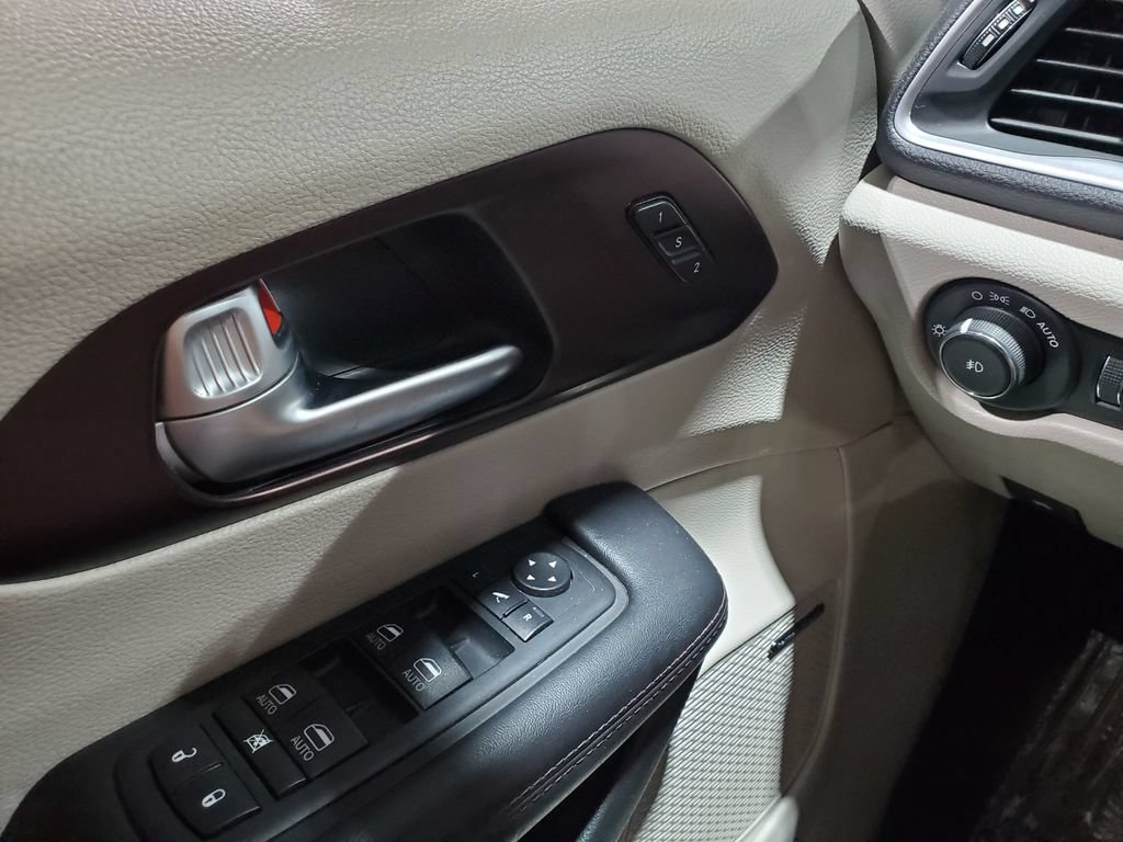 Used 2017 Chrysler Pacifica Limited FWD image 59
