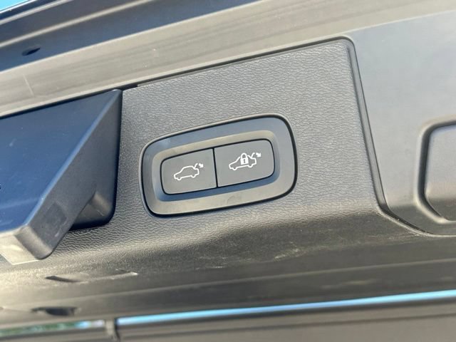 Certified 2022 Volvo XC60 B5 Momentum w/ Climate Package AWD/4WD image 35