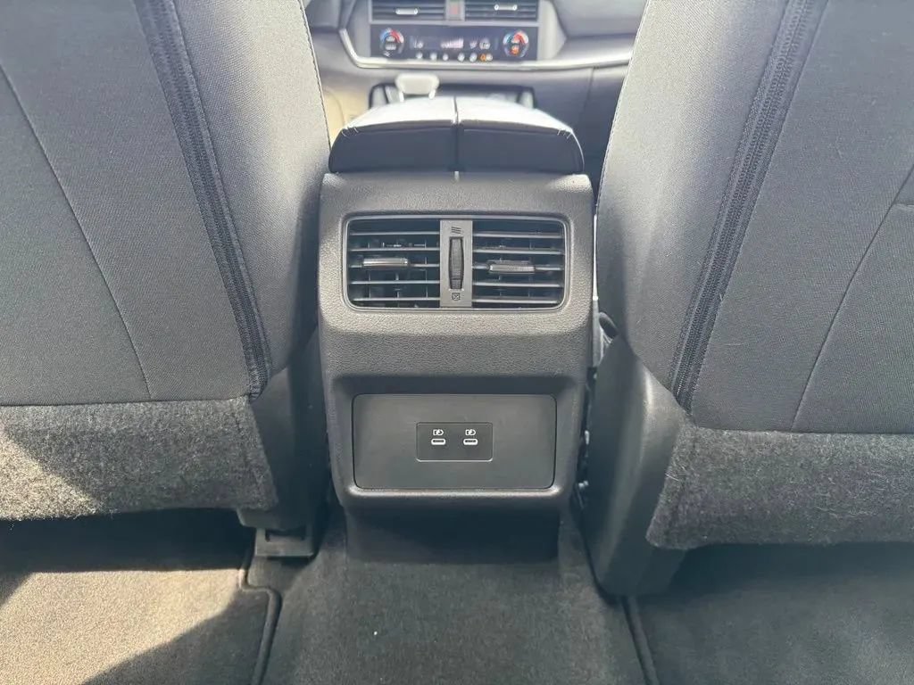 Used 2024 Nissan Rogue SV FWD image 19