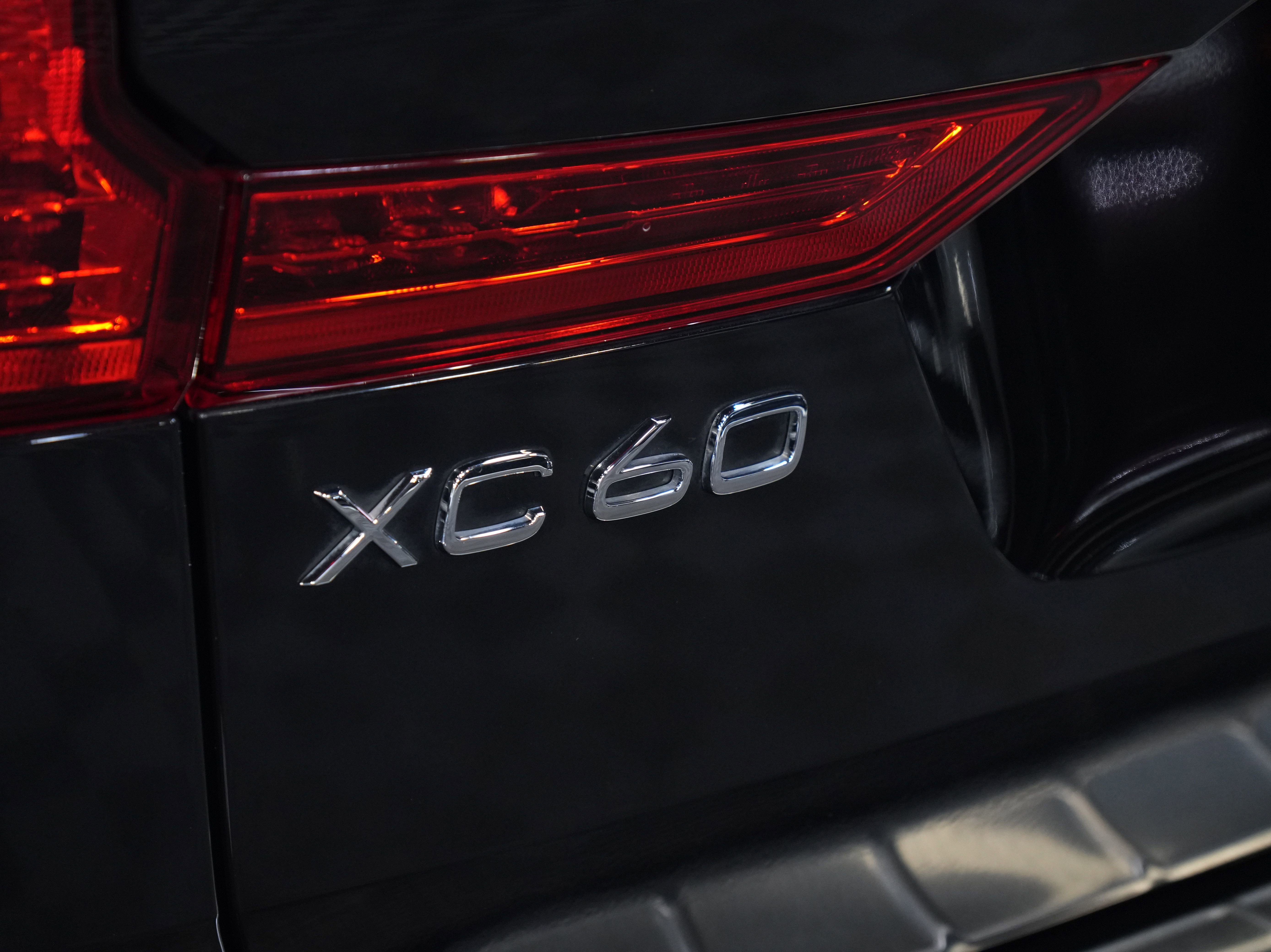 Used 2024 Volvo XC60 B5 Ultimate w/ Protection Package Premier image 17