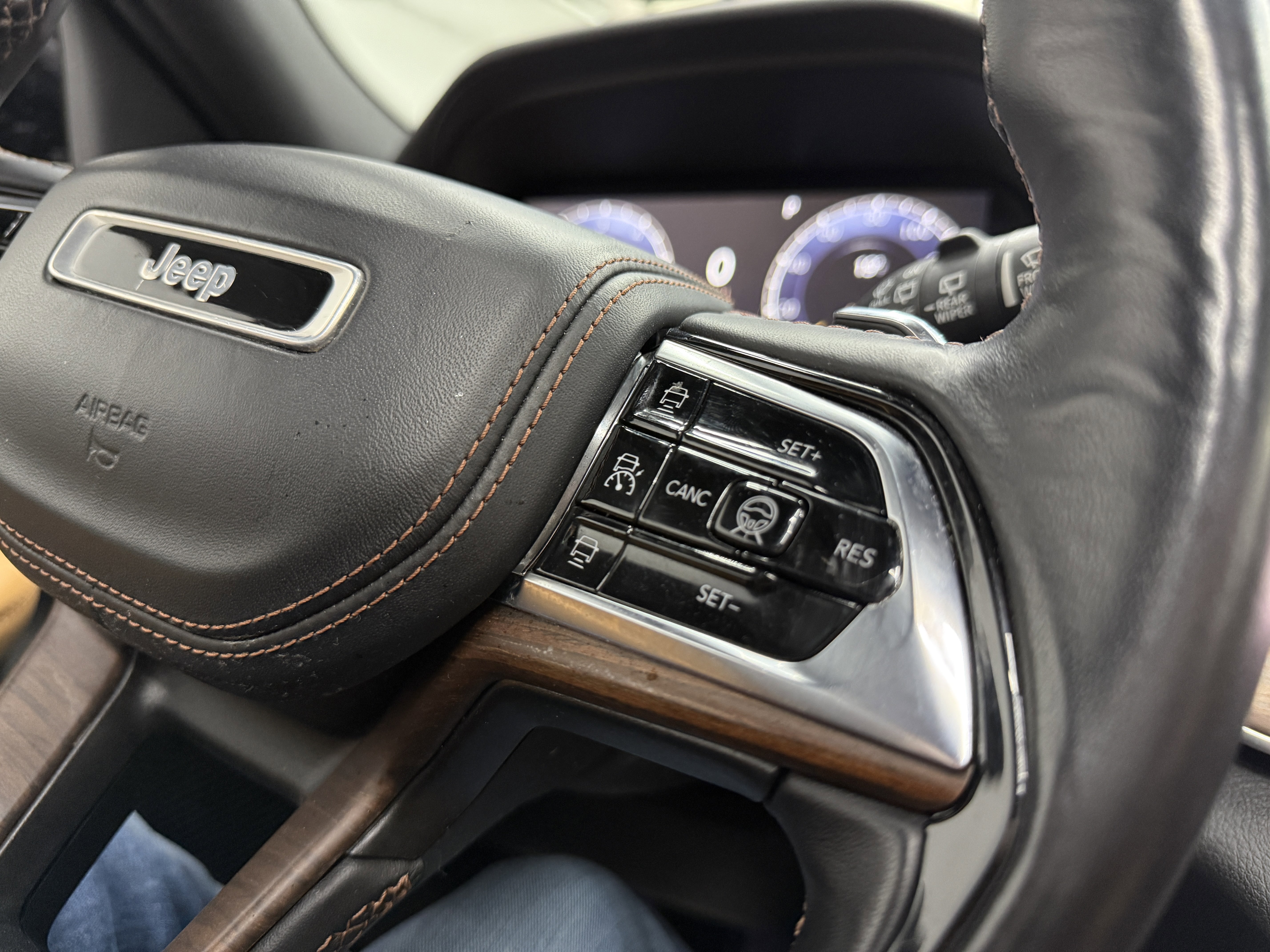 Used 2022 Jeep Grand Cherokee L Summit w/ Luxury Tech Group V image 18