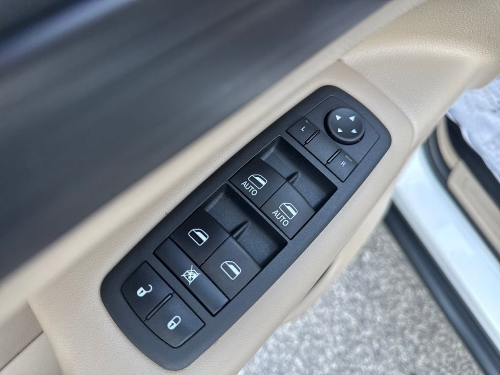 Used 2022 Jeep Grand Cherokee Laredo E AWD/4WD image 12