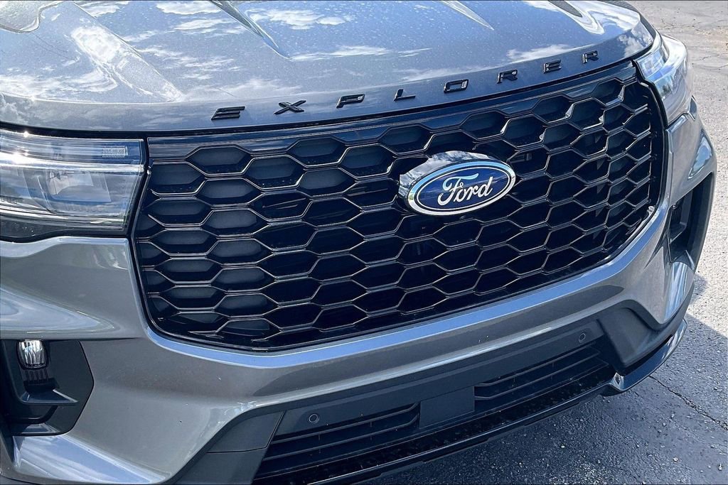 Used 2025 Ford Explorer ST-Line w/ ST-Line Street Pack AWD/4WD image 30