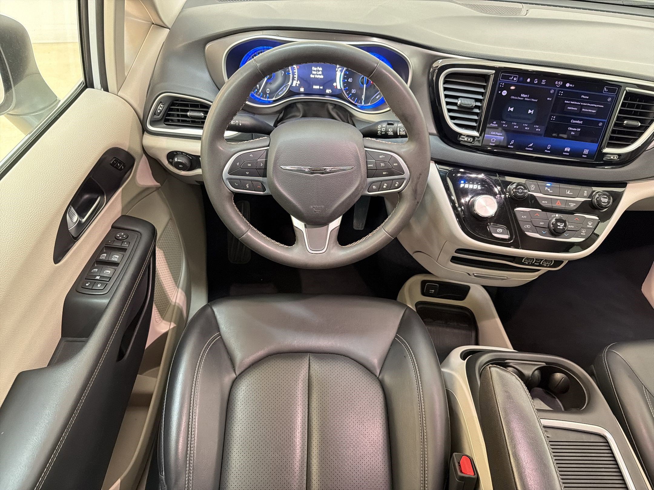 Used 2023 Chrysler Pacifica Touring-L FWD image 26