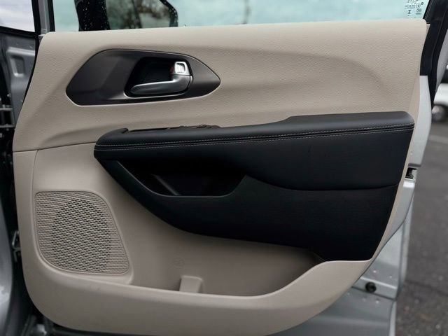 Certified 2024 Chrysler Pacifica Touring-L image 15
