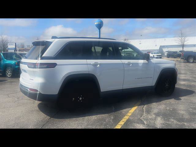 Used 2023 Jeep Grand Cherokee Laredo w/ Trailer Tow Prep Group (B) AWD/4WD image 32